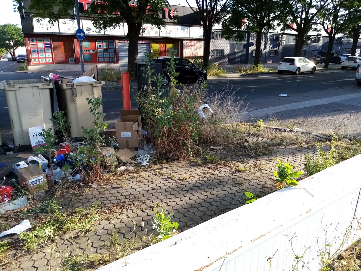 MariaPerezBoom's tweet photo. Situación lamentable en la calle Aviación y paralela, porfavor @JuanEspadasSVQ HELP US!!! @Ayto_Sevilla 
Gracias https://t.co/duELSROpq3