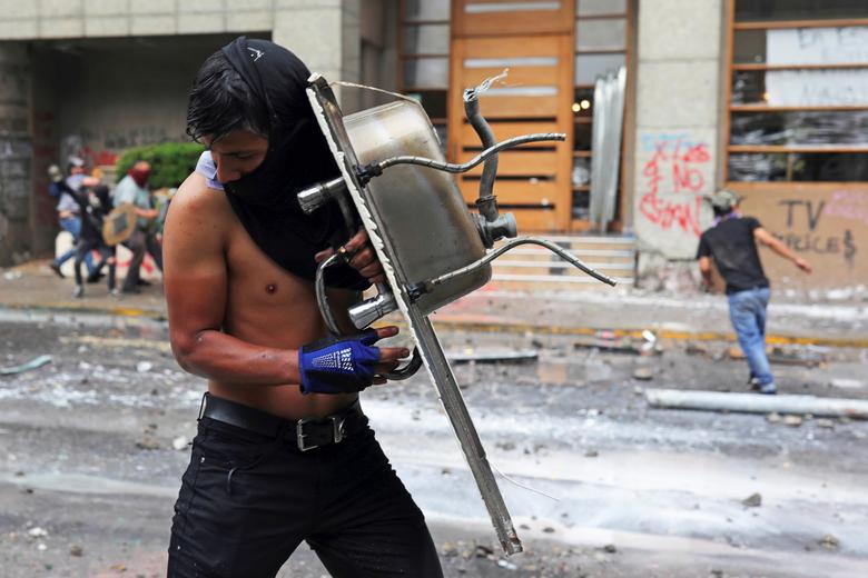 Kete_2Tae's tweet photo. Use anything that could work as a shield. They will protect you of water cannons, tear gas cannisters and are probably your only choice in front of bullets. #RiotTips https://t.co/ybgSzYLq4k
