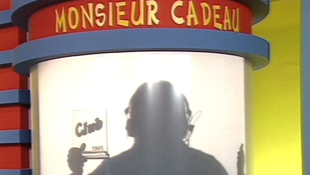 BFMTV's tweet photo. Olivier Martial Thieffin, le mystérieux Monsieur Cadeau du Club Dorothée, est mort https://t.co/VaPrQuGzH0 https://t.co/Umb8rtfNQU