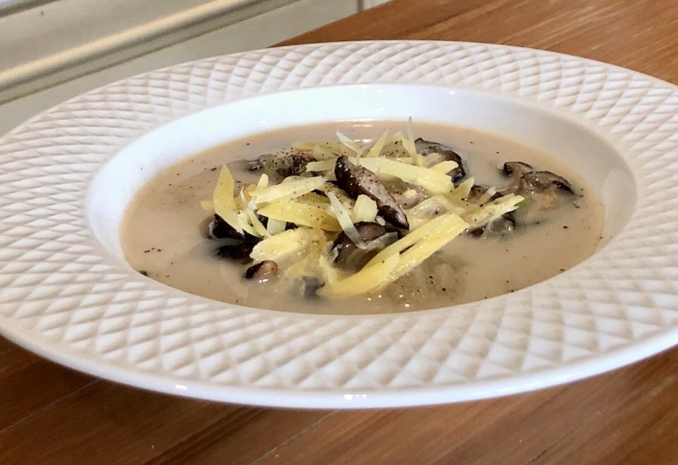 justRichardLee's tweet image. #chefhack for today (sharing secrets) Add roasted almonds to your broth when making creamy mushroom soup. This adds a layer of complexity and nutty finish. Top mushroom soup with aged Parmesan and pow! #ChefsLife #Soup #FoodieChats