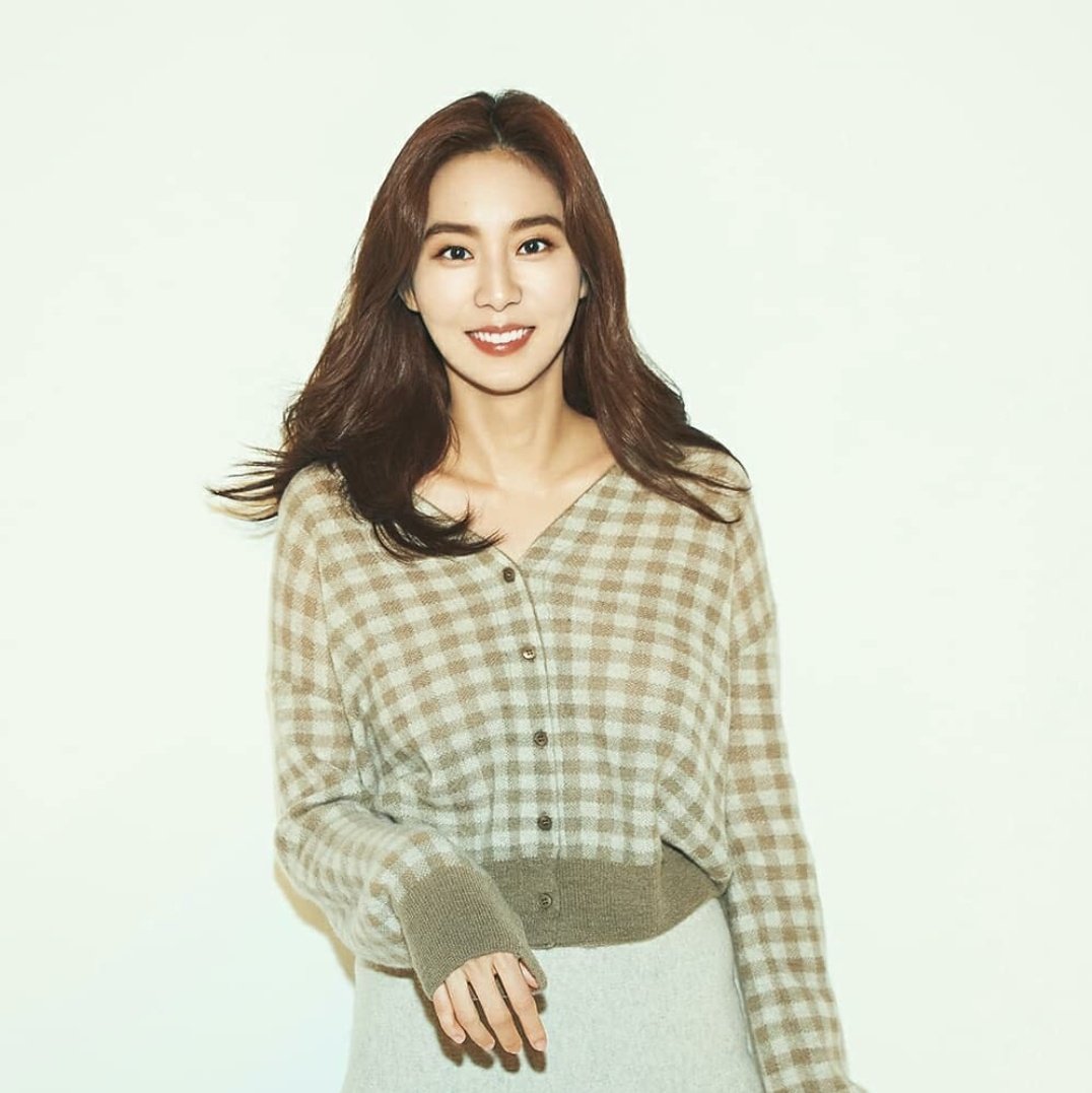 12. Uee. Ahh I forgot about her, mianhae unni  I like her personality, saw her in bts of her previous drama and in running man, totally love her. This funny woman will suit the funny side of BoHyun I think   #AhnBoHyun  #UEE  #KimYuJin