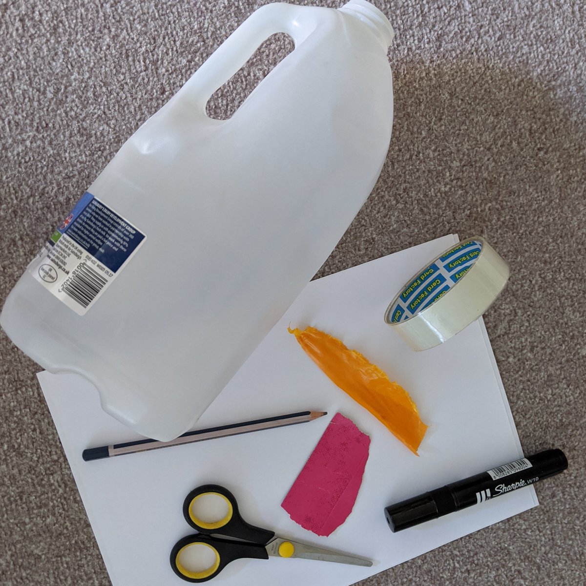 sim_manchester's tweet photo. It's the last day of #MakefestAtHome 😭But it's a double helping of makes for Friday's #MakeItFly 🐤  Join us at 10am for our makes or try your own 🚁 Make us a bee or a butterfly? 🐝🦋 Or how about a rocket? 🚀 Find out more about today's makes here: https://t.co/WHMr98G9XG https://t.co/3HMRJetyV7