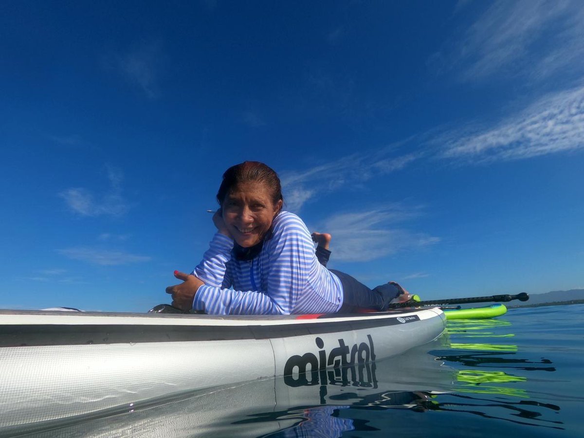 Hari Raya ke dua .. Laut Pangandaran cantik sekali. Biru langitnya dan jernih airnya .. Hari2 ini cuaca mendung ... tapi pasti akan segera kembali biru seperti ini lagi. 😘😘