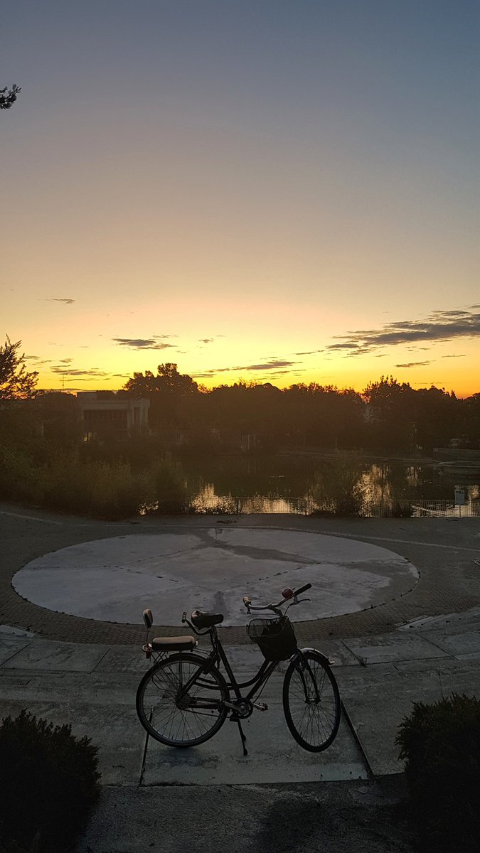 Un coin de paix utilisé par de rares événements, mais en fait complètement déconnecté de la ville, car entouré par autoroutes urbaines.Ou lieu d'élection et bonheur pour une aurorologue en quête de points soleil... elle partage son trésor avec plaisir [ d'archive ]