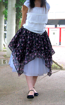 せっかくミシンを買ったので何か簡単な洋服を作ってみたいという方
イレギュラースカートはいかがでしょう?四角に切って丸にくり抜いて縫うスカートです
140~150の幅広生地を使うのがポイントです
https://t.co/yszGbtQZaK 