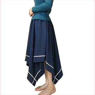せっかくミシンを買ったので何か簡単な洋服を作ってみたいという方
イレギュラースカートはいかがでしょう?四角に切って丸にくり抜いて縫うスカートです
140~150の幅広生地を使うのがポイントです
https://t.co/yszGbtQZaK 
