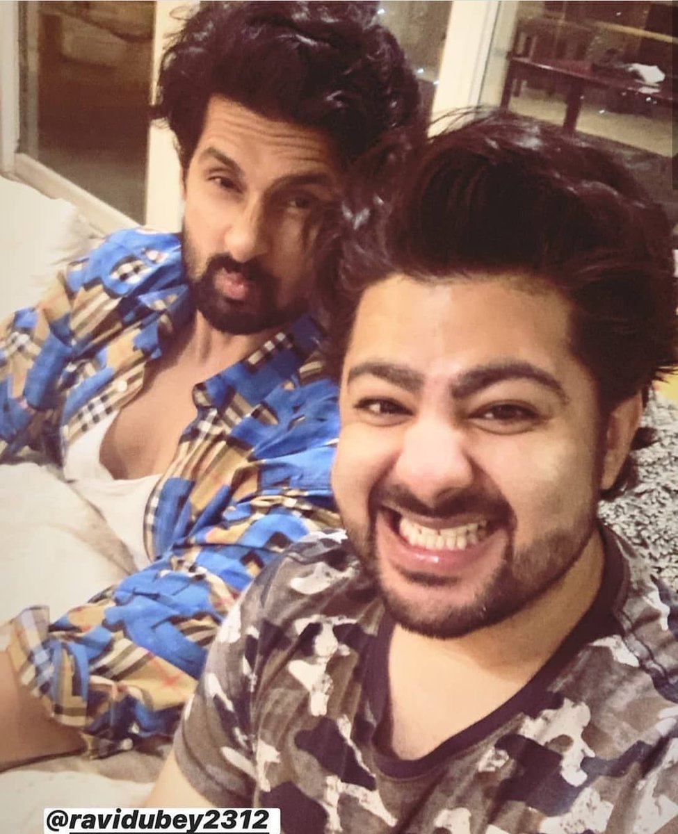 AlaghDanny's tweet photo. And its #weekend bruh 🤟🏼🥳🥳 @_ravidubey 
.
#goodtimes #withmahhomie #ravidubey #friday #friyay https://t.co/48gDNvbz7P