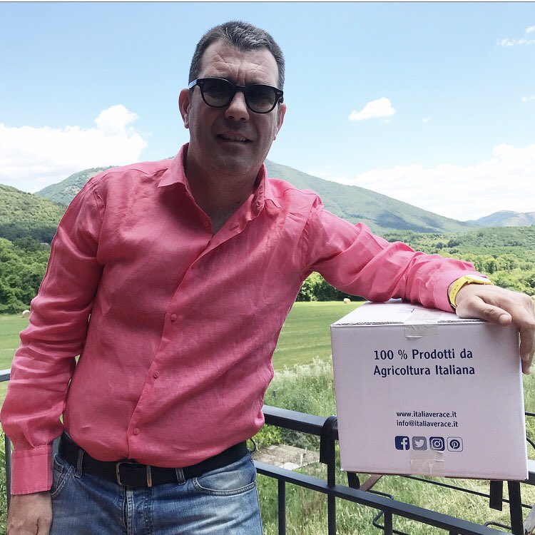 ItaliaVerace's tweet photo. ☀️ Buongiorno 🌳 Oggi consegniamo le confezioni regalo di #ItaliaVerace 🇮🇹 Il marchio dedicato esclusivamente ai prodotti 💯 % Italiani 🍷🍝 🚜💯  % Italian Agricolture Produce 🍏 🍑 Per info &amp; acquisti clicca qui ⬇️
https://t.co/9z6KfwKRZU https://t.co/Mv9bIrBlsf