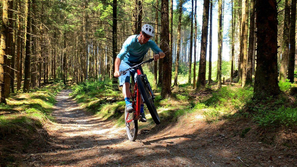 We’ve got that #fridaymorning feeling that the weekend is here, even if we can only got to the local wood! 

Have fun and #staysafe everyone! #ridelocal #mtb #cycling #visitwaleslater 🏴󠁧󠁢󠁷󠁬󠁳󠁿