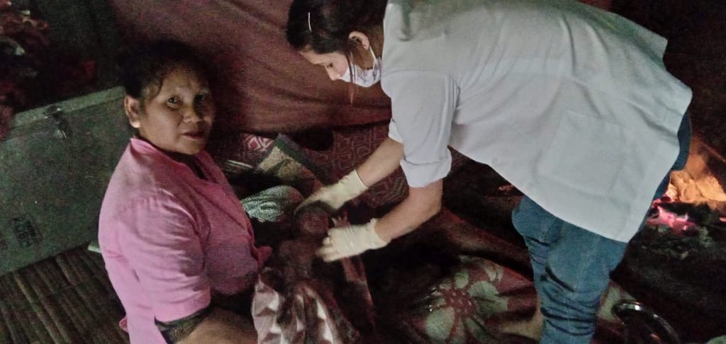 hwcarunachalpr's tweet photo. Due to heavy rain &amp; roadblock. No vehicle could be arranged.Against all odds,HWO @Bengia_yalle of #ABHWC Hawacamp delivered a 3.5 kg female baby at the mother’s house.Mother &amp; baby r fine.
@PemaKhanduBJP 
@AloLibang 
@Parthi25017671 
@MoHFW_INDIA 
@AyushmanHWCs 
@USAID_NISHTHA https://t.co/sLouKWwE7v