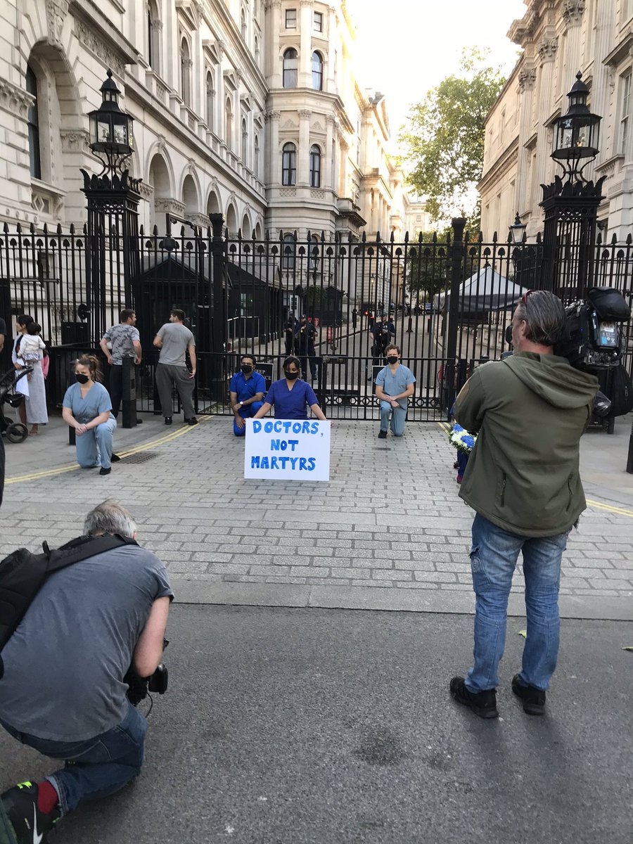 Drs ‘take the knee’ outside Downing Street .. why is this not getting more coverage? #BorisTheButcher #NotMyPrimeMinister #SackCummings #BorisJohnsonMustGo