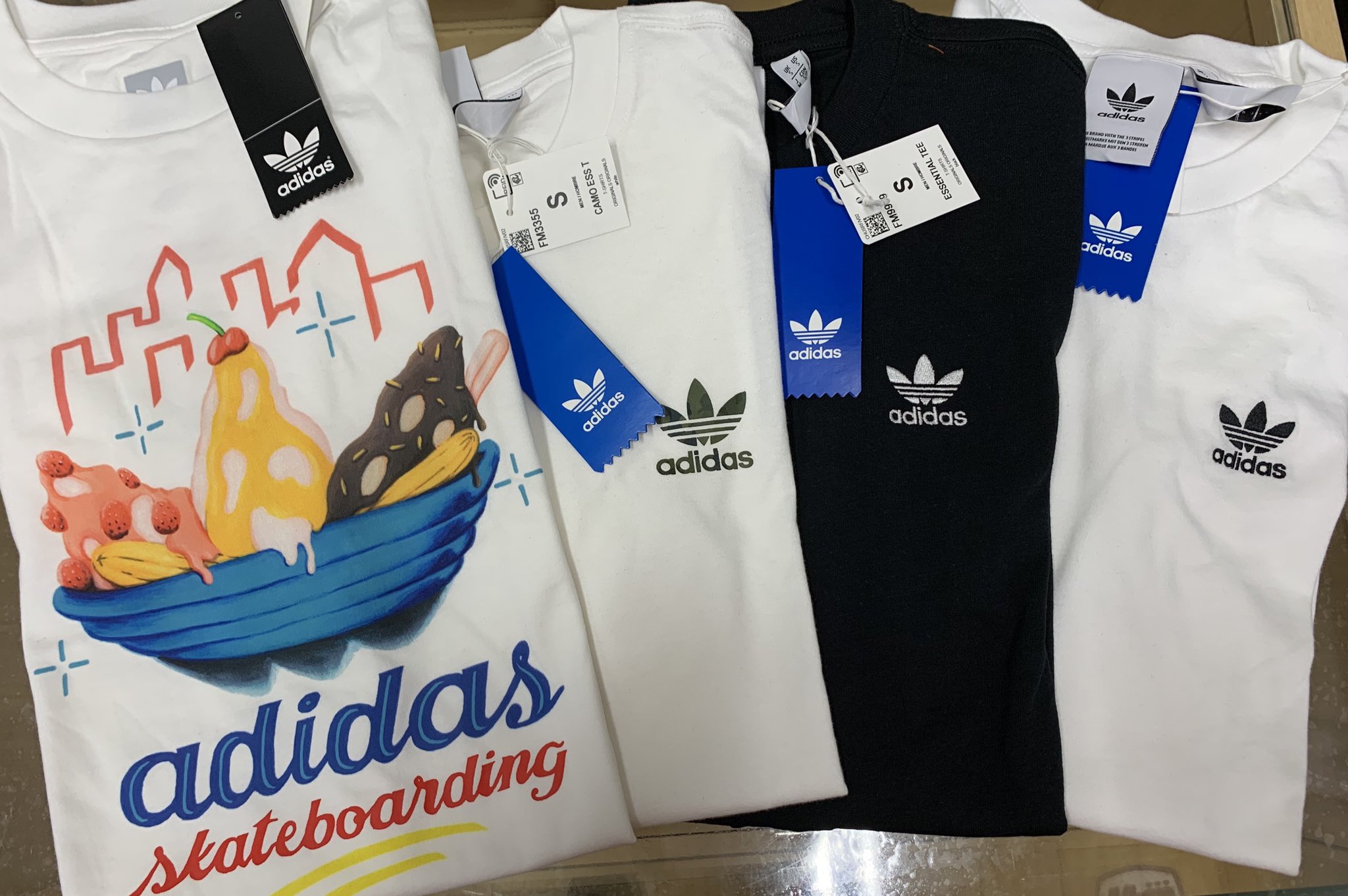 B Flat Adidas Adidasのtシャツ入荷しました Adidasのワンポイントtシャツ 少しデザインが変わった Adidas Sbのtシャツが入荷 ワンポイントのtシャツは トレファイルが迷彩柄のプリントや 刺繍になってます Adidas Sbはよく見るとアイスが トレ