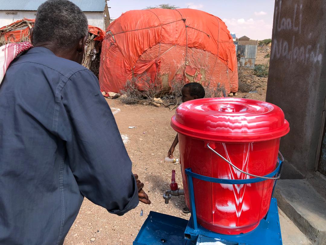 FOOREDEVELOPME1's tweet photo. While distributing @WFP  in-kind food.
Guiding the beneficiaries to the safety especially during this COVID19 pandemic is an obligation to us. #social_distancing #handwashing @USAIDSomalia @WFPSomalia @NadforSLand2018 @AmorAlmagro https://t.co/Epf0oB8qsp