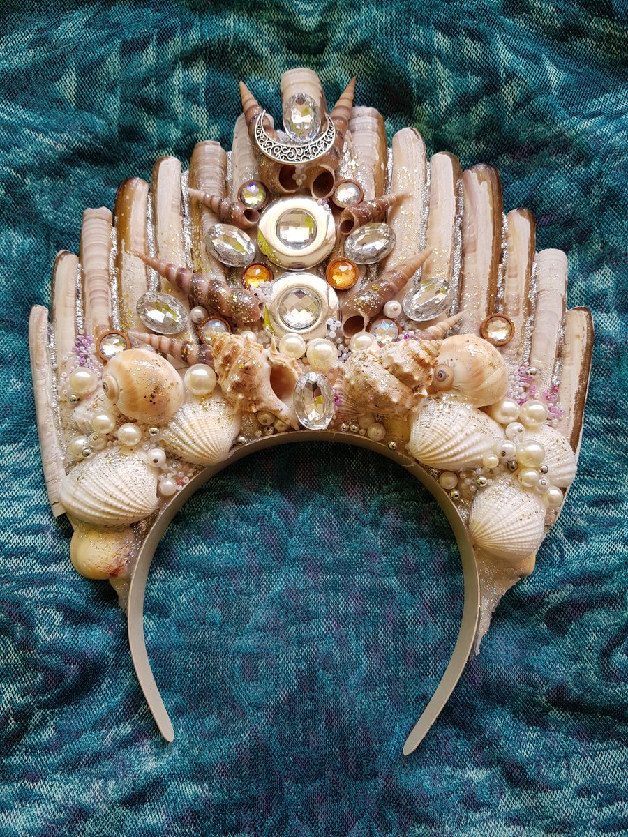 Ozzy_prime's tweet photo. Day 7/7 #mylifeinpictures
En dan sluit ik deze challenge met mijn #schelpenkroon #shellcrown
Met schelpen die we vonden op het Scheveningse strand ..Ik kon deze mooie langwerpige schelpen niet laten liggen.
Het is zo leuk om het te maken ..
πππππππππ https://t.co/CX40BbX2fw