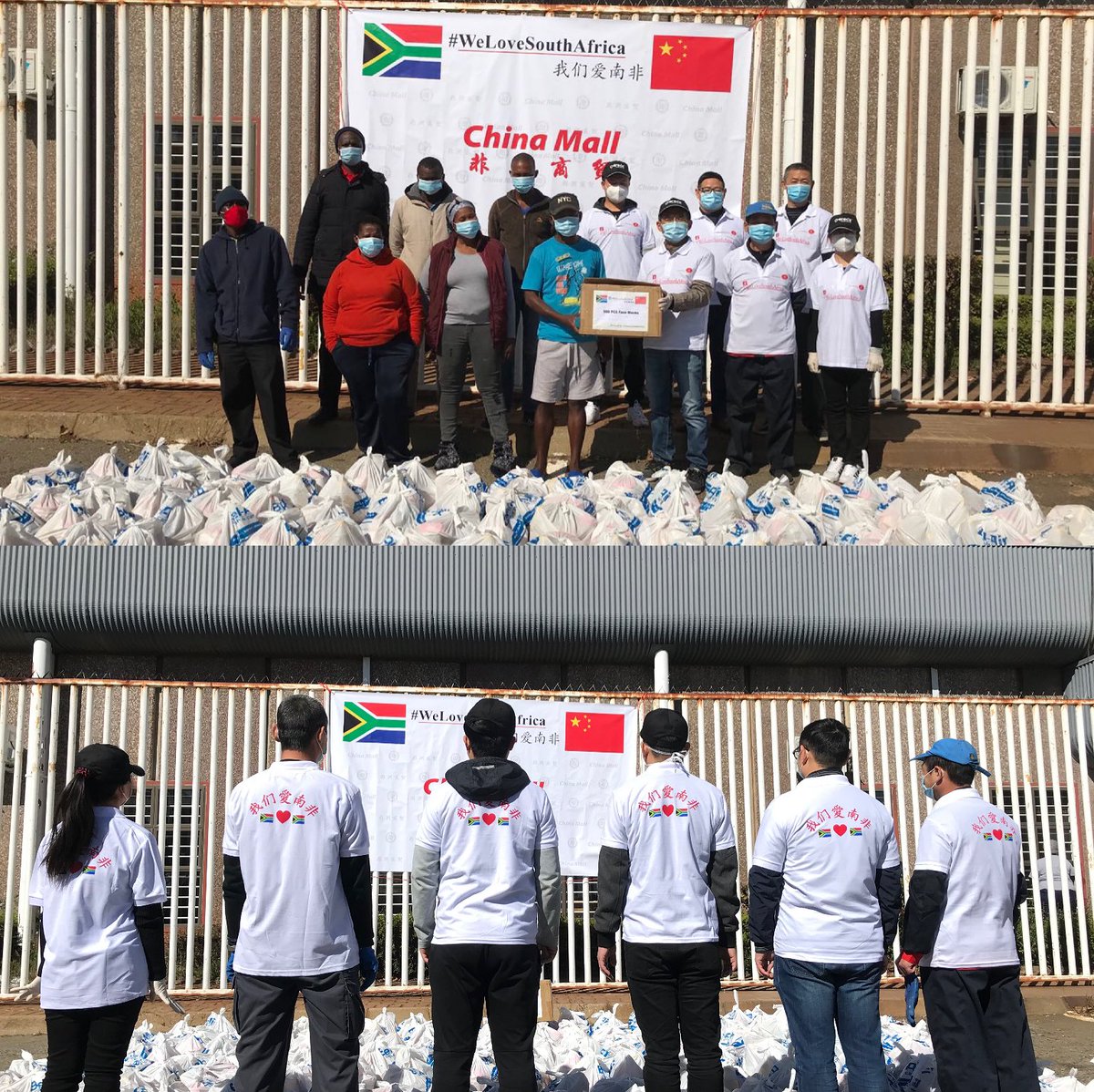 #RacismMustStop #RacismMustFall #welovesouthafrica #ChinaAfrica Chinamall keep support New Canada community with 200 food packs and 500 facial masks💗