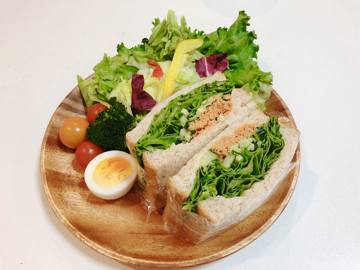 鮭フレークときゅうりのサンドイッチ