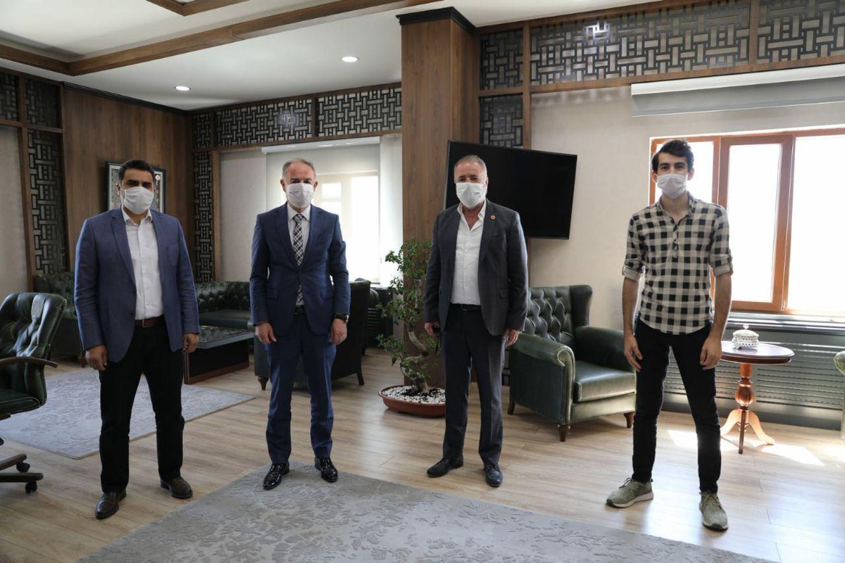 mardinfenlisesi's tweet image. İl MEM @sehmus_sumer, Kanada McMaster Üni.&apos;den kabul alan ve Bilgisayar Bilimleri Bölümünü tercih eden öğrencimiz Markus ACAR&apos;ı makamında ağırlayarak bilgisayar hediye etti. Kendilerine teşekkür ediyoruz.
#MarFenLiolmakayrıcalıktır
#Eğitim2023
@ziyaselcuk
@MustafaYMN 
@berhuni47