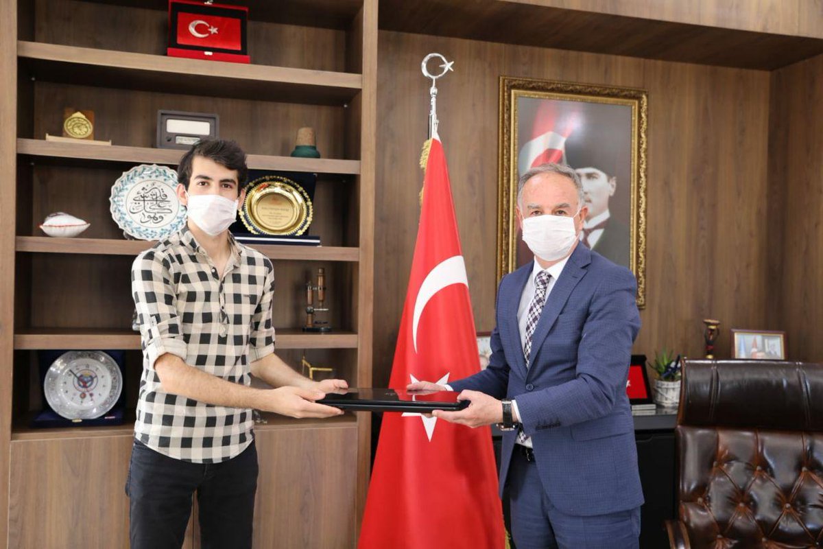 mardinfenlisesi's tweet image. İl MEM @sehmus_sumer, Kanada McMaster Üni.&apos;den kabul alan ve Bilgisayar Bilimleri Bölümünü tercih eden öğrencimiz Markus ACAR&apos;ı makamında ağırlayarak bilgisayar hediye etti. Kendilerine teşekkür ediyoruz.
#MarFenLiolmakayrıcalıktır
#Eğitim2023
@ziyaselcuk
@MustafaYMN 
@berhuni47