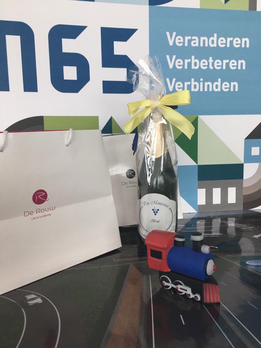 Belangenvereniging Samen Voor Vught bedankt wethouder <a href="/GuusvanWoesik/">Guus van Woesik</a> met taart en champagne voor een succesvol bestemmingsplan N65 #n65 #rijksinfra