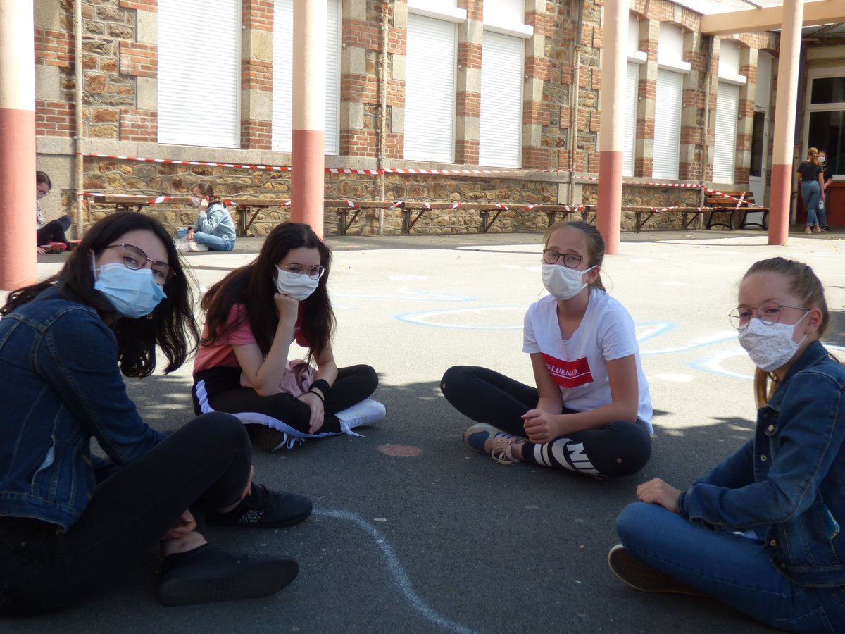 FougeresJA's tweet photo. Depuis maintenant 2 semaines les cours ont repris au collège. Les élèves de 5e et de 6e ont pu retrouver leurs professeurs ainsi que leurs camarades. Malgré des consignes sanitaires strictes, la météo reste radieuse et les élèves gardent le sourire tout en profitant du soleil. https://t.co/wg6LedCorL