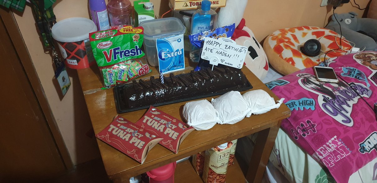 ndngts's tweet photo. naubusan ako ng tirang PEYBORIT KONG CHOCOLATE KEYK kanina..sabi ko tuloy ka mama pagawa siya ng dedication cake, kaso ano daw papalagay ko tsaka wala naman daw may bday, sabi ko palagay mo happy eating hannah HAHAHAHA binilihan nya ko guys huhu labyu ma #sugarcheck #pataba2020 https://t.co/aU60chdHgL