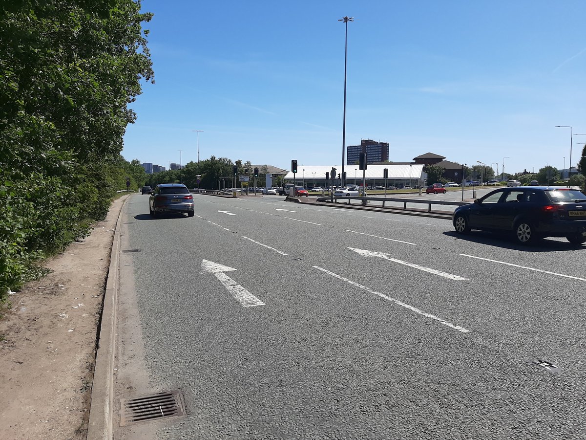 But I wanted to try cycling along the A56 right into the city centre: that's one of the Greater Manchester cycle routes  @Chris_Boardman and his team are proposing. There may be a little work still to do! 40mph limit here, but lanes to play with.