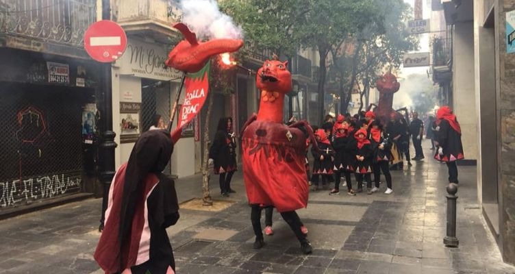 Bestiari_Cat's tweet photo. .@gencat ha publicat les condicions per fer actes culturals en locals i a l'aire lliure. La seva vigència es limita a les fases 1 i 2 del desconfinament 👀👉 (Foto: Estarrufadet del @DracPoblenou) https://t.co/nDkTyurioS https://t.co/PP9UP1N6Zy