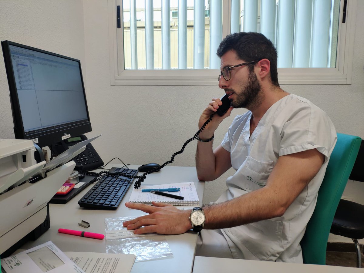 FarmaNutriHCS's tweet photo. Tras la declaración del #EstadoDeAlarma, la @FarmaNutriHCS de la @ASCostadelSol puso en marcha el programa de #Telefarmacia, realizando 1390 envíos de medicación y 1807 llamadas de #AtenciónFarmacéutica consiguendo acercar el hospital al paciente. https://t.co/tZ30pKJ7Hp