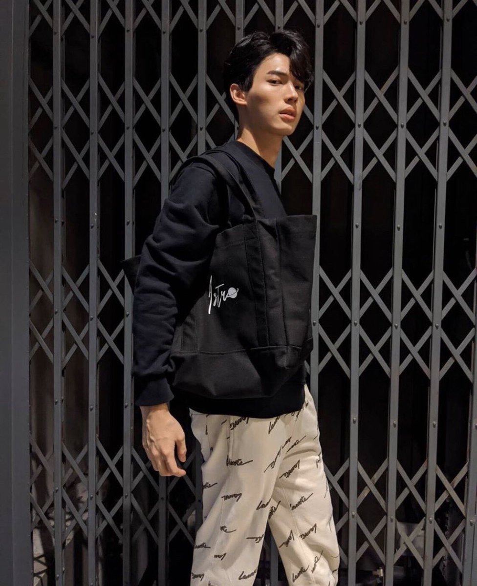 WinmetawinO's tweet photo. IG winmetawin update 

กระเป๋าสวยๆของพี่ไบร์ท IG: astrostuffs เปิดพรีออเดอร์แล้วน้า ตามไปตำกันจ้า 

@winmetawin 
#winmetawin #snowballpower #astrostuffs https://t.co/tJjSXtPawu