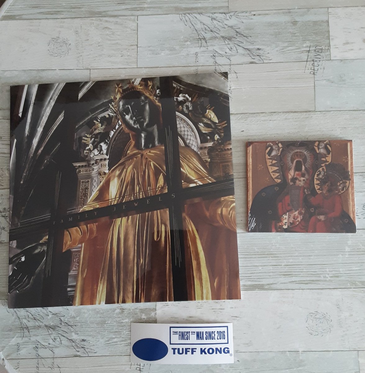 Therealamedeo1's tweet image. @PIRATEKNOWLEDGE - Family Jewels  - 2020 (Treasure Chest Ent/ @tuffkongrecords Produced by @Cunsino &amp;amp; @KoncreteJungle_ (CD &amp;amp; Vinyl) 🏆🌊🏴‍☠️⚓🔥 Ahoy !  instagram.com/p/CAxZaVXA-4u/… #2020HipHop #KnowledgeThePirate #HipHopVinyls #HipHopCD #Culture