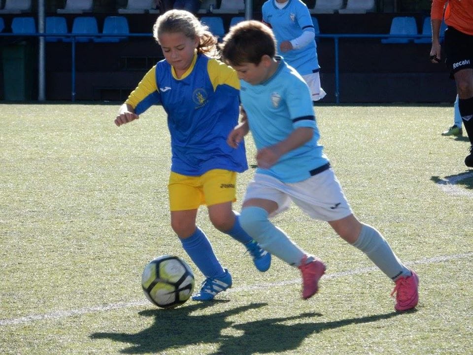 ....e crear un proxecto común, ca idea de que sea un punto de encontro co resto dos clubs do <a href="/concelloribeira/">Concello de Ribeira</a> e entre todos seamos capaces de dotar ós nosos rapaces e rapazas dos mellores medios posibles.

Benvido Cidade de Ribeira C.F.