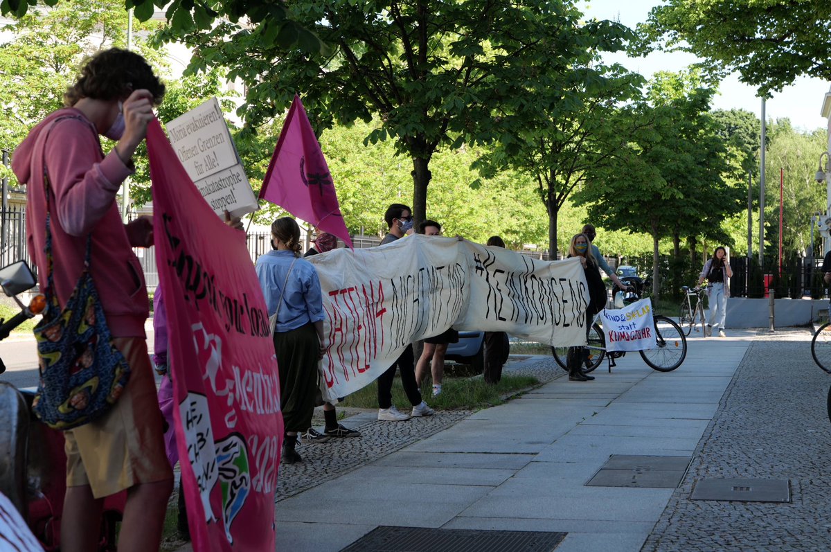 EG_Berlin's tweet photo. Datteln sind zum essen da!
Vor der NRW Landesvertretung fordern wir #SystemChangeNotClimateChange
#Datteln4 #ShutDownDatteln4 https://t.co/yPumgptaFP