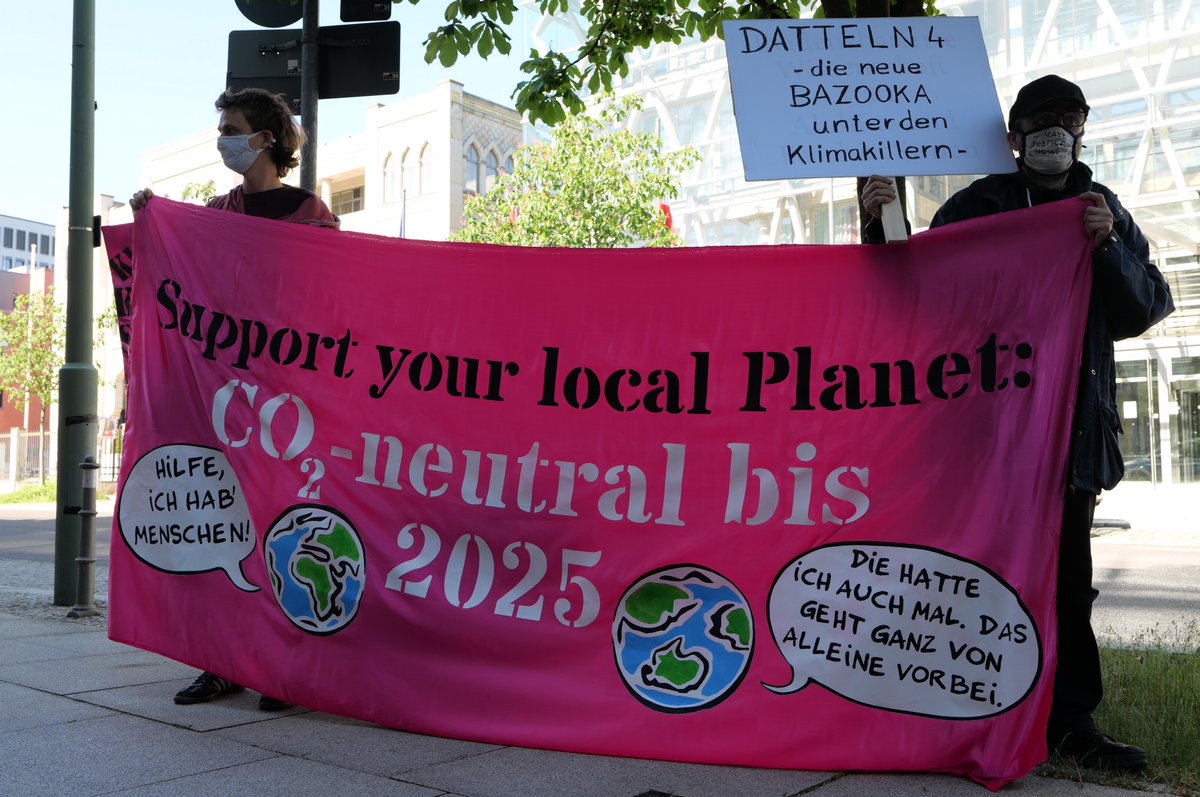 EG_Berlin's tweet photo. Datteln sind zum essen da!
Vor der NRW Landesvertretung fordern wir #SystemChangeNotClimateChange
#Datteln4 #ShutDownDatteln4 https://t.co/yPumgptaFP