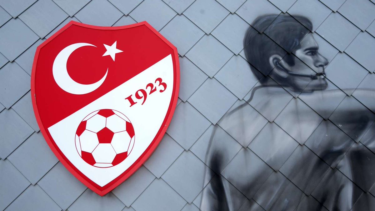 TFF yönetim kurulu, yaptığı toplantıda yabancı kuralını da görüştü ve ilk olarak yabancı sayısının 14'ten 12'ye düşürülmesi ve 8+2+2 düzeni gündeme geldi. Nihai hedef ise yabancı sayısının 6+2 olarak 8'e düşürülmesi. (@Hurriyet)