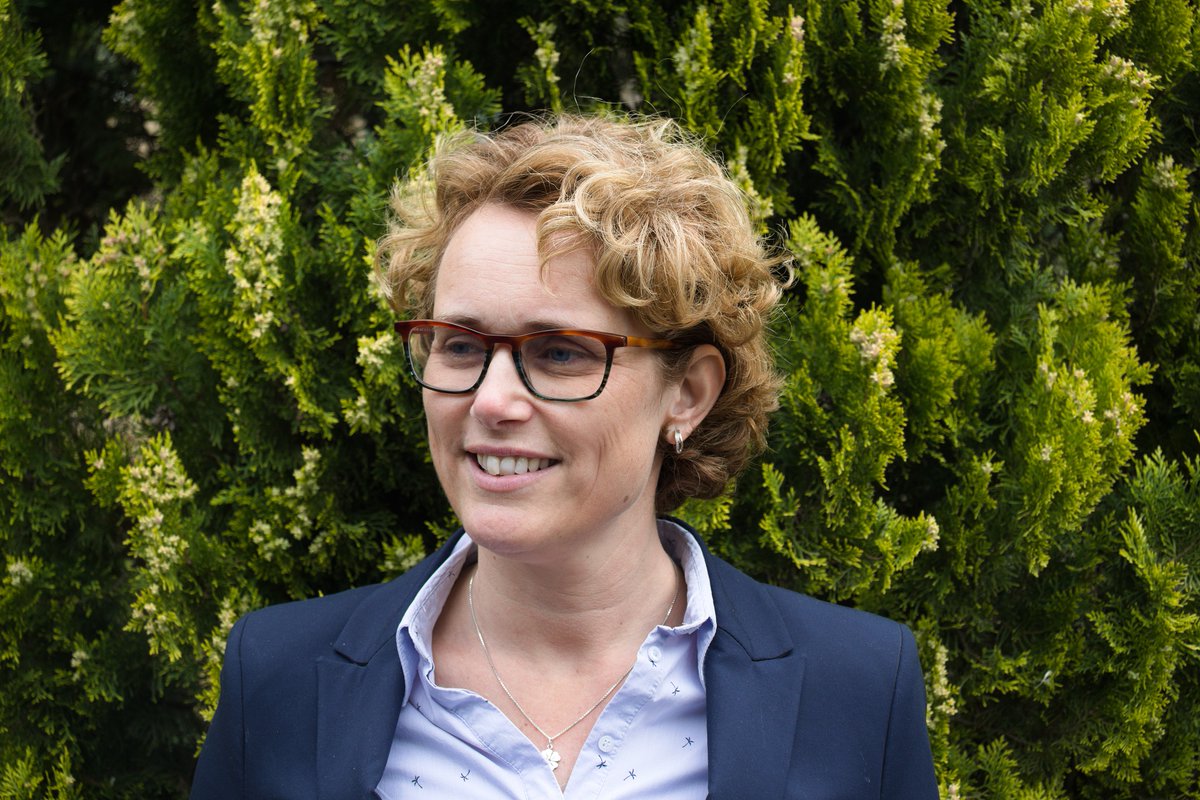 Loes de Volder van MamaLoes is als een van de drie inspirerende sprekers in de studio aanwezig tijdens de Haringparty 2020.

Loes neemt je graag mee in alle zakelijke en persoonlijke voordelen van het zijn van werkgever met een sociaal hart.

Aanmelden via lnkd.in/dBsjS7U