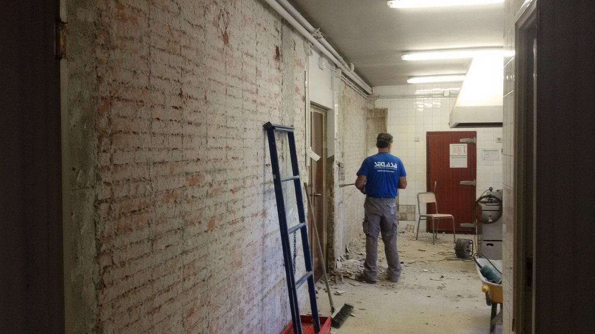 Recientemente hemos empezado las obras de renovación de una cocina en una escuela de Barcelona 👷¡Poco a poco vamos volviendo a la normalidad! 

#Seclasa #Construccion #FinDeSemana