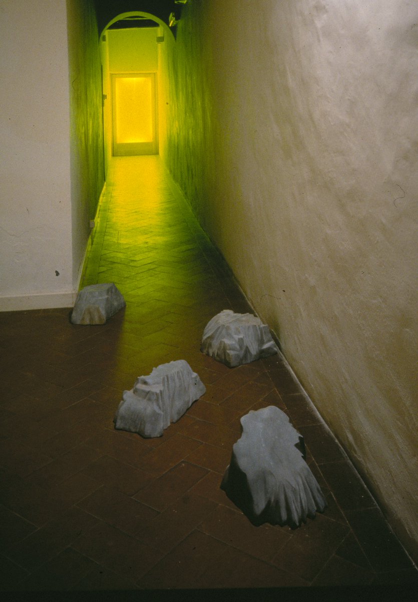 1998 Massimo Bartolini,
a cura di Rita Selvaggio

Per la prima volta l'artista espone le sue porte luminose viatico per un'esperienza sensoriale dello spazio disegnata sullo spettatore

#CasaMasaccio #RitaSelvaggio #MassimoBartolini
