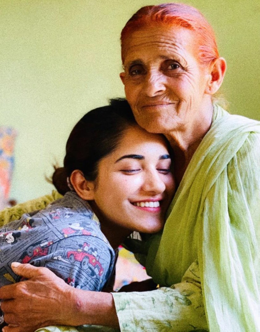 PulagamOfficial's tweet photo. #ChiLaOw fame @iRuhaniSharma adorably cuddles with her 'Naani' like most of us at Grand parents home😍❤

#RuhaniSharma #QuarantineLife #PerksOfQuarantine https://t.co/3dERPskljn