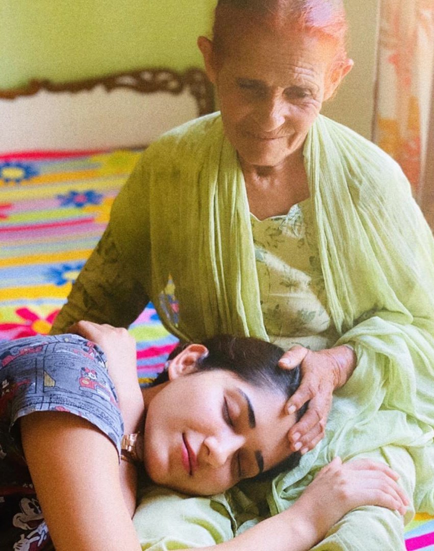 PulagamOfficial's tweet photo. #ChiLaOw fame @iRuhaniSharma adorably cuddles with her 'Naani' like most of us at Grand parents home😍❤

#RuhaniSharma #QuarantineLife #PerksOfQuarantine https://t.co/3dERPskljn