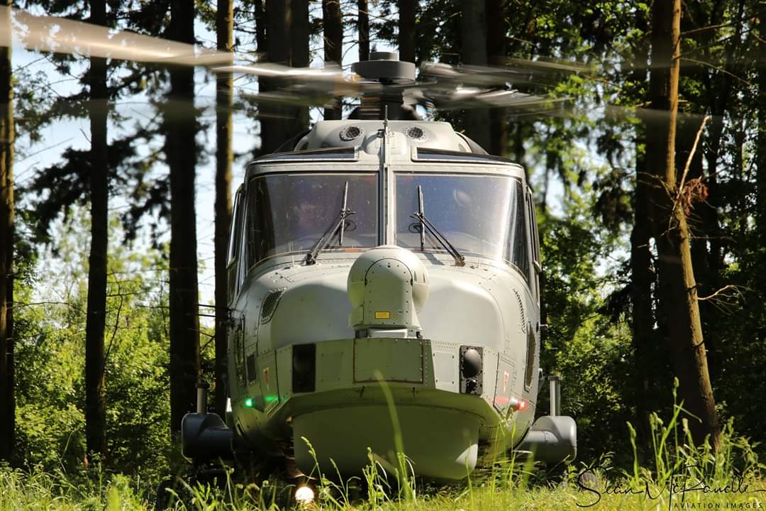 Wildcat in the woods! 😺

We dont just operate over the sea

Yesterday 219 Flight spent the morning practicing some confined area landings at Salisbury Plain.

#825NAS also spent the day teaching new pilots and observers the skill

<a href="/RoyalNavy/">Royal Navy</a> <a href="/RNASYeovilton/">RNAS Yeovilton</a> #strikedeep #flynavy