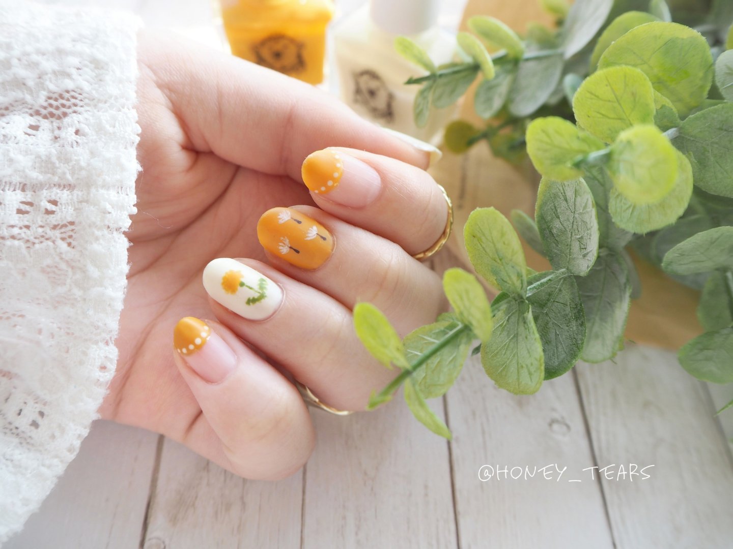 ぱんな たんぽぽネイル 北欧ネイルやろうと思っていたのに いつの間にか たんぽぽネイルにシフトチェンジしてました 今回も手描きです 春ネイルみたいになってしまったけど 黄色が可愛くて気に入ってます もっと色んな