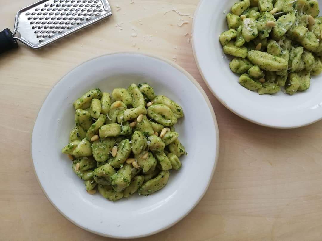 5chefsproject's tweet photo. Sweet #Basil, Apulian Wxtra Virgin Olive Oil P.D.O., Parmiggiano and Pecorino D.O.P, a touch of Garlic, toasted Pinenuts, and Maldonsalt
Our traditional #pesto on our menu from next week. £2.50 per portion.

#London #food #Italian #delivery https://t.co/DN0D0pB8tr