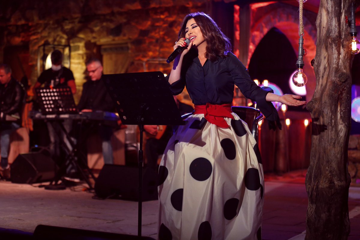 najwakaram's tweet photo. Entou far7ti w ka2ann kentou ma3i ❤️
Ghammadet 3youni, w cheftkoun Ana w 3am ghanni 🌺
B7ebbkoun😘
#معيدين_مع_نجوى_كرم 

https://t.co/m8mXYTwtU5 https://t.co/6brt3L0aQa