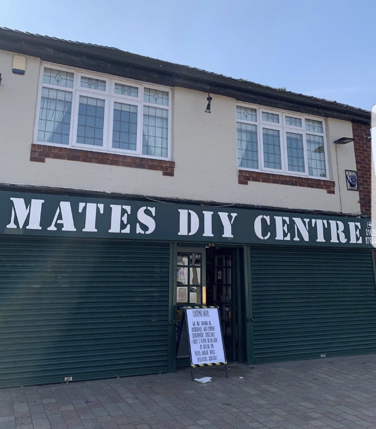“It is a pleasure serving the great people of Poynton”🔨

Last week I mentioned speaking to employees for a different angle. For my next piece, I spoke with a good friend of mine working in Mates DIY.

Full article below👇

#Local #Poynton

the-shared-space.com/2020/05/29/it-…