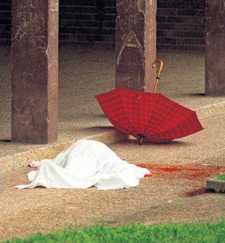 rubenmugica's tweet photo. Ministra Sra. Irene Montero. Mire la foto: bajo la sábana está el cadáver de José Luis López de Lacalle. Militó en el PCE durante el franquismo y fue asesinado por ETA en 2000. Los “perspicaces”, según Pablo Iglesias. No nos den ustedes lecciones de democracia @IreneMontero⁩ https://t.co/OTvvQ87TnZ