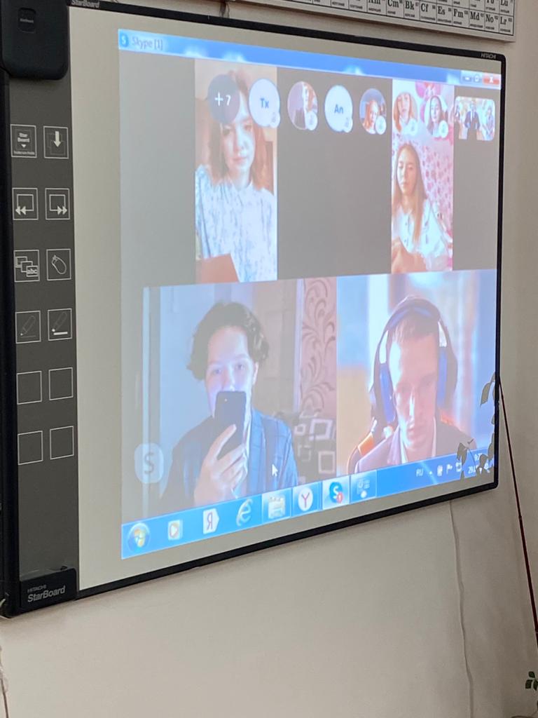 #последнийзвонок2020
Сегодня прозвенел последний звонок для выпускников. Праздничное мероприятие прошло в необычном формате- online поздравление! Поздравить выпускников нашей школы пришёл Глава города Иванова В Н. Шарыпов. Владимир Николаевич обратился с искренними поздравлениями