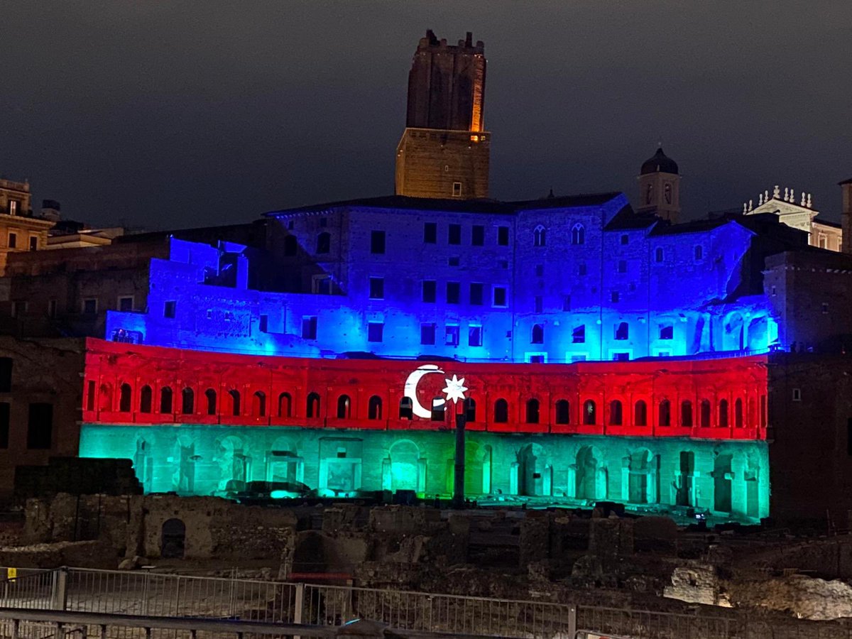 Famous Trajan's Market #MercatiDiTraiano in #Rome illuminated with the colors of the national flag of #Azerbaijan 🇦🇿 to celebrate the #RepublicDay of Azerbaijan.

Thank you for this fascinating view, #Italy!