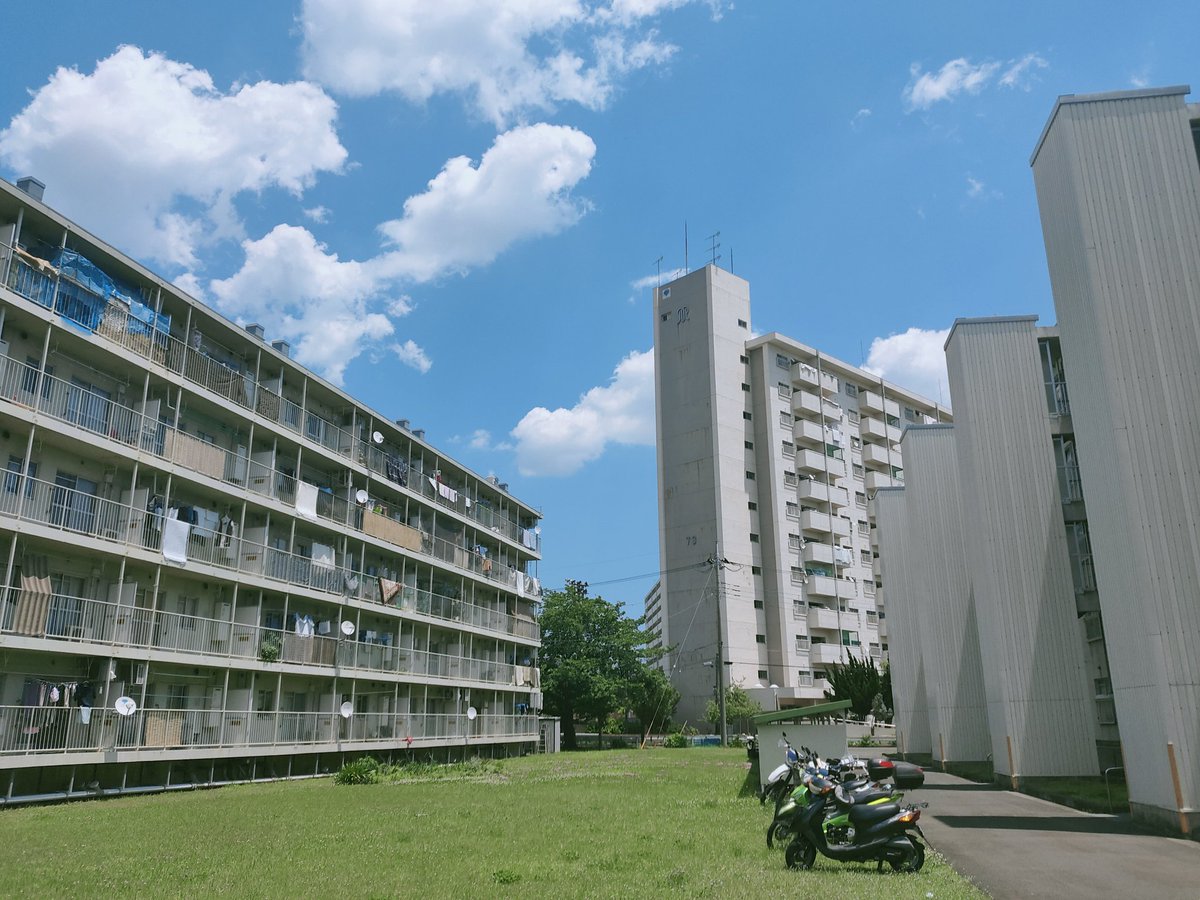 三矢英人卿 いちょう団地を散策 たしかに老朽化が進んでいて古めかしい感じの団地だが ある意味ソ連の団地を眺めているような生活感がある 一階の家は外で野菜育ててたり 6カ国語併記の看板はまさに 日本の異国 って感じ