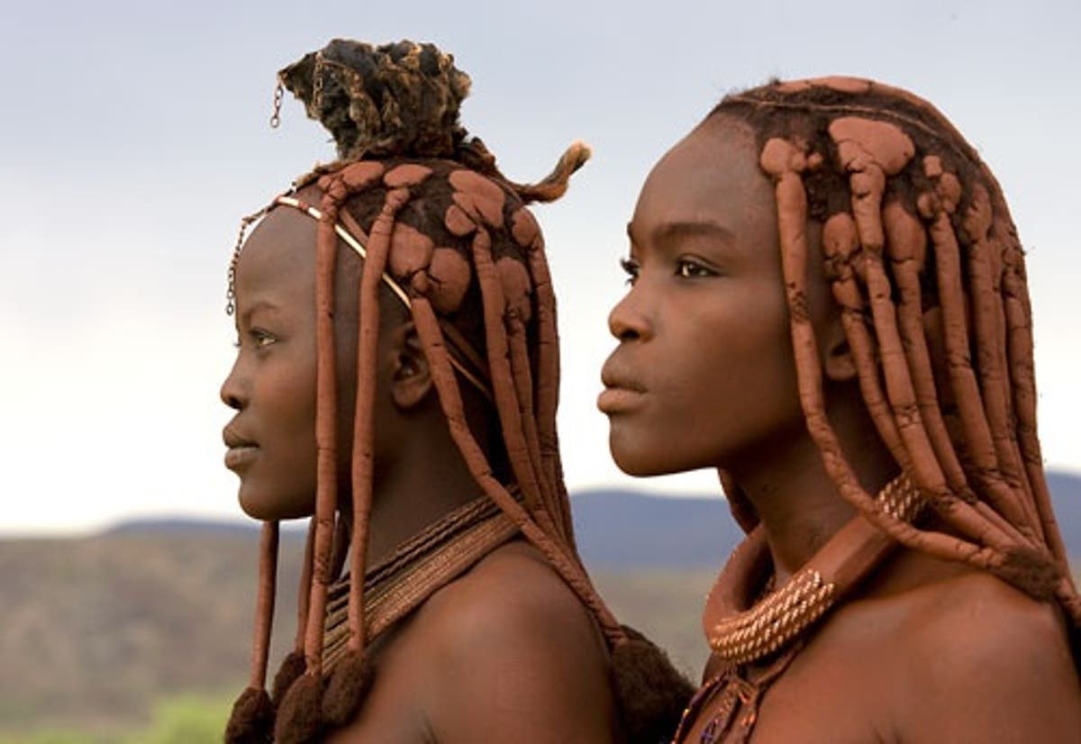 One of the hypotheses is that the prehistoric groups had their skin, clothing or hair impregnated in red pigment. In the image women of the  #Himba ethnic group of  #Namibia.