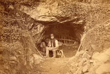 The boss @kents_caveman talks about his family's 140 years here  back to his great-great-grandfather's mid-Victorian explorations linkedin.com/posts/nick-pow…

#travel #dreamnowvisitlater #weloveengland #history #vintage <a href="/EnglishRiviera/">English Riviera</a> <a href="/VisitDevon/">Visit Devon</a> <a href="/VisitEngland/">VisitEngland</a> <a href="/UNESCOUK/">UNESCO UK</a>